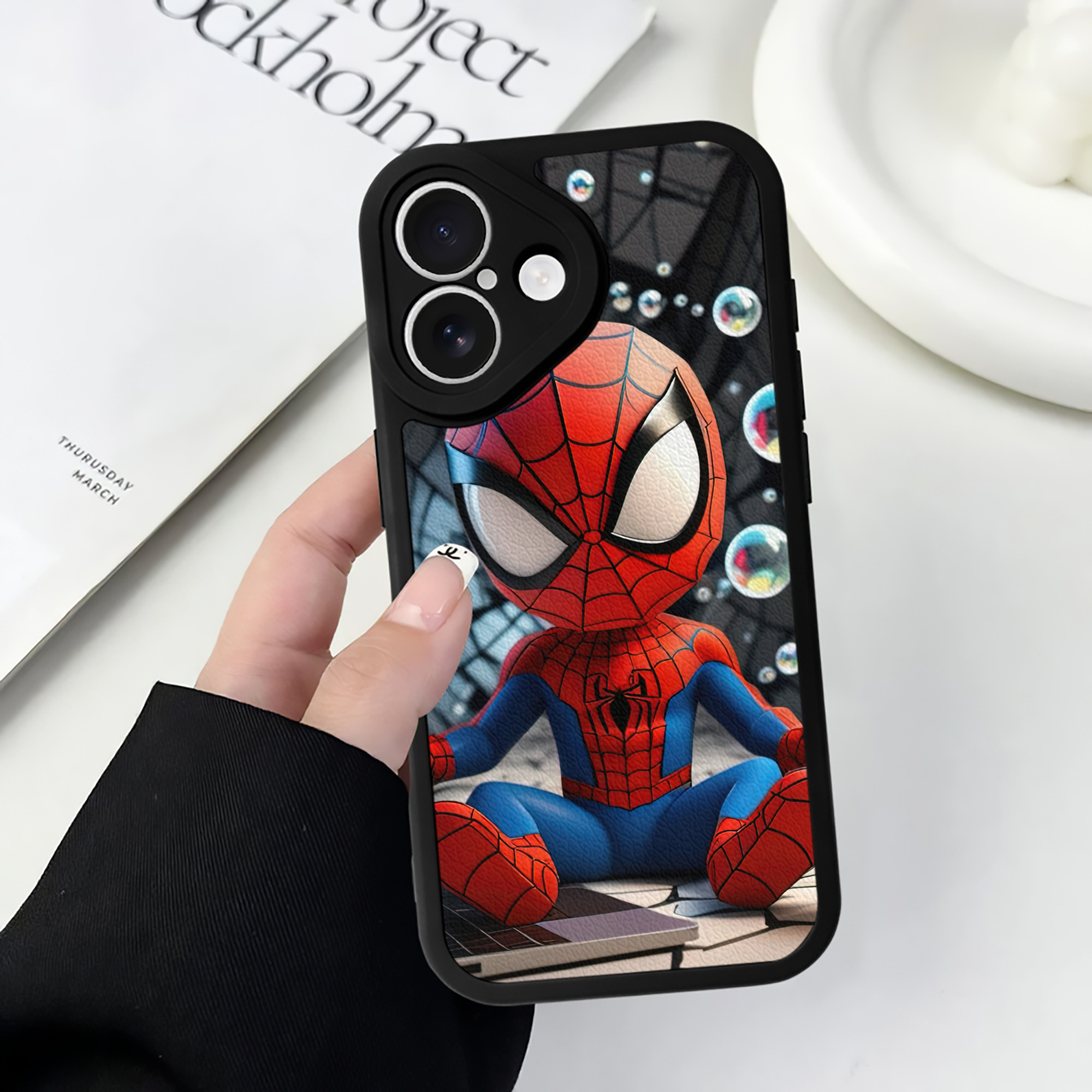 （画像用） Spider Man スパイダーマン 【iPhone 16シリーズ対応】シリコンスマホケース（レザー調） 材質：シリコン
